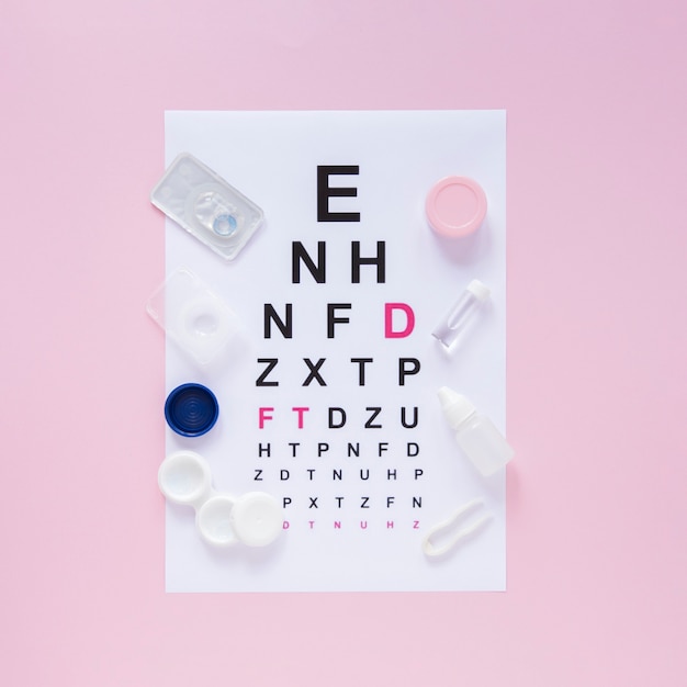 Bezpłatne zdjęcie tabela alfabetu do konsultacji optycznych na różowym tle