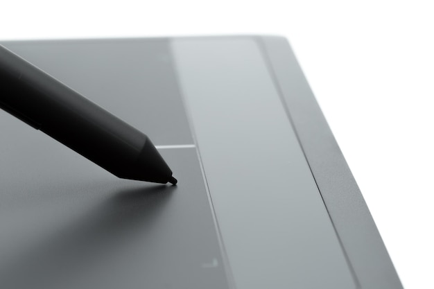 Tablet graficzny z piórem dla ilustratorów i projektantów na białym tle