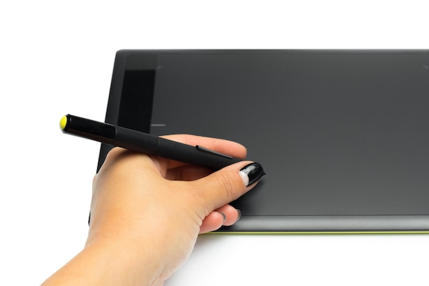Tablet graficzny z piórem i ręką dla ilustratorów i projektantów na białym tle