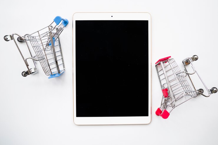 Bezpłatny plik Zdjęcie tablet z małymi wózkami spożywczymi