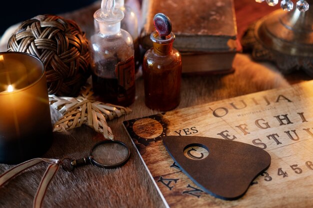 Tablica ouija o wysokim kącie i małe butelki