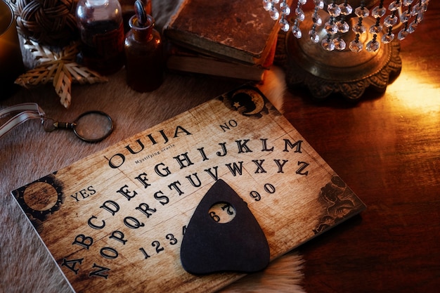 Bezpłatne zdjęcie tablica ouija o wysokim kącie na stole