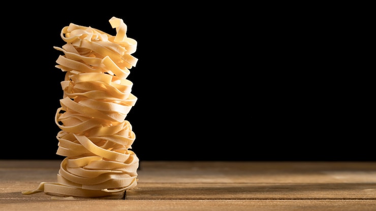 Bezpłatny plik Zdjęcie tagliatelle w przestrzeni kopii