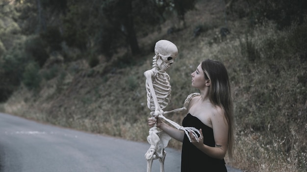 Tajemnicza dama trzyma szkielet