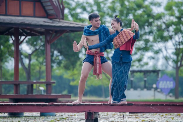 Tajlandia tancerz kobieta i mężczyzna w stroju ludowym