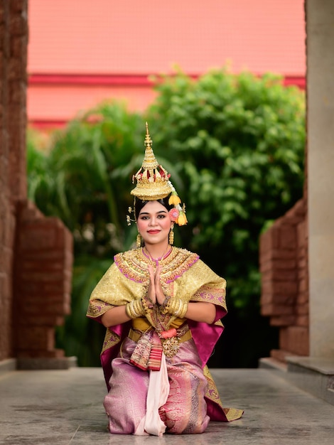 Bezpłatne zdjęcie tajlandia taniec w zamaskowanym khon benjakai w starożytnej świątyni z unikalnym kostiumem i tańcem