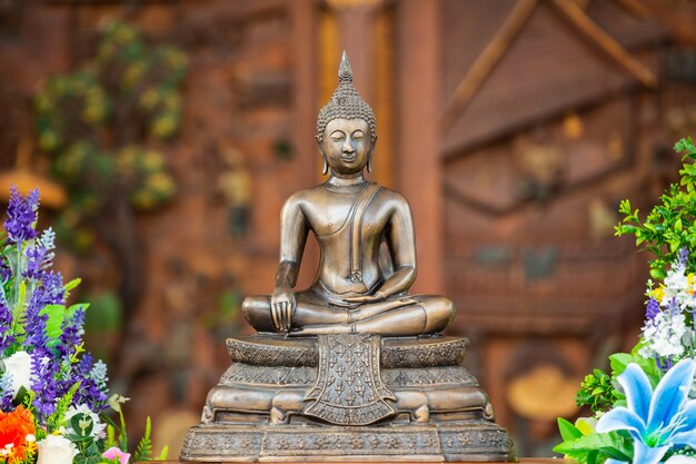 Tajlandzki Buddha siedzi i medytuje