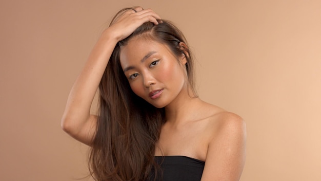 Tajski Model Azjatycki Z Naturalnym Makijażem Na Beżowym Tle