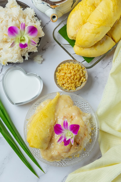 Tajski słodki lepki ryż z durianem w deserze.