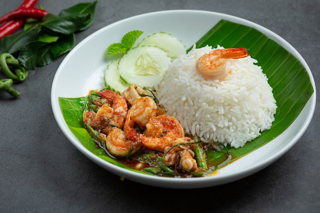 Tajskie jedzenie; Krewetki i kalmary smażone z długą fasolą i ryżem.