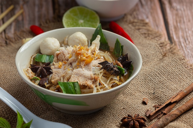 Tajskie jedzenie. Makaron z wieprzowiną, klopsikiem i warzywami