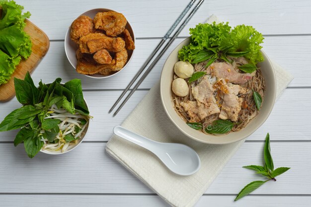 Tajskie jedzenie. Makaron z wieprzowiną, klopsikiem i warzywami