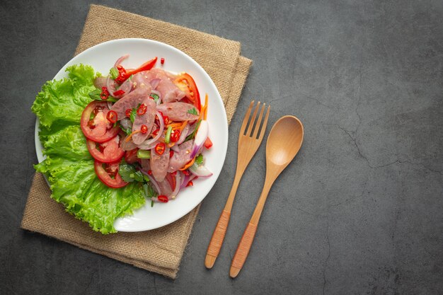 Tajskie jedzenie; mieszana pikantna kwaśna sałatka wieprzowa lub YUM NAM