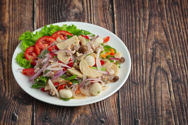 Tajskie jedzenie; mieszana pikantna sałatka z kiełbasy wieprzowej z makaronem wermiszelowym