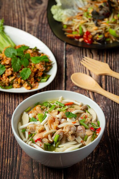 tajskie jedzenie; pikantna zupa ze ścięgien kurczaka