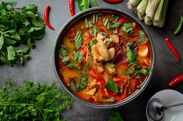 Tajskie jedzenie. pikantna zupa ze ścięgien z kurczaka.