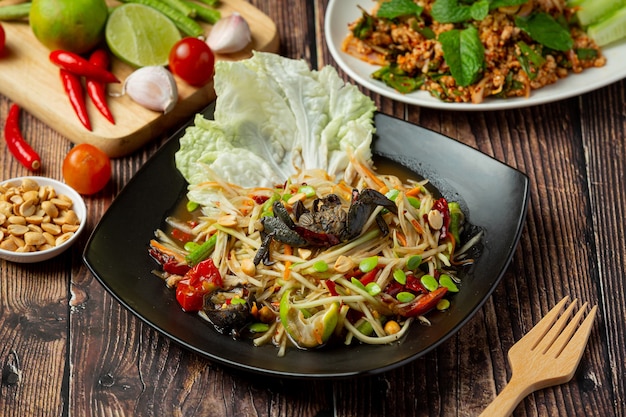 tajskie jedzenie; SOM TUM lub sałatka z papai