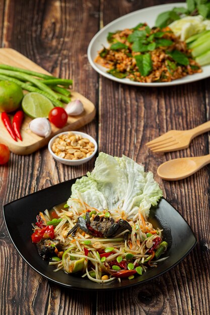 tajskie jedzenie; SOM TUM lub sałatka z papai