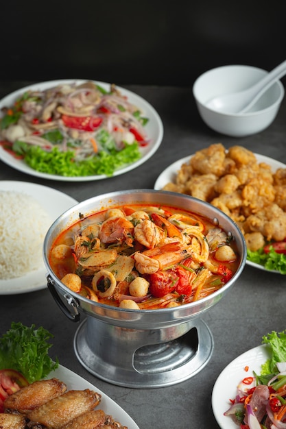 Tajskie jedzenie; Tom Yum owoce morza lub pikantna zupa z owoców morza
