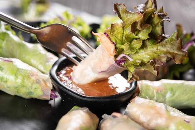 Tajskie sajgonki z pikantnym sosem