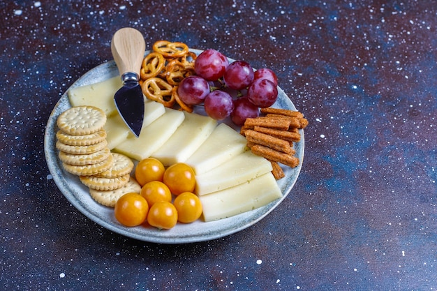 Talerz serów z pysznym serem z tyzera i przekąskami.