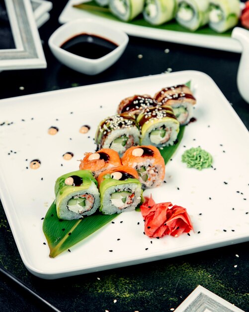 Talerz sushi z różnymi nadzieniami