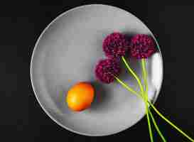 Bezpłatne zdjęcie talerz z jajkiem na twardo i kwiatami dzikiego czosnku