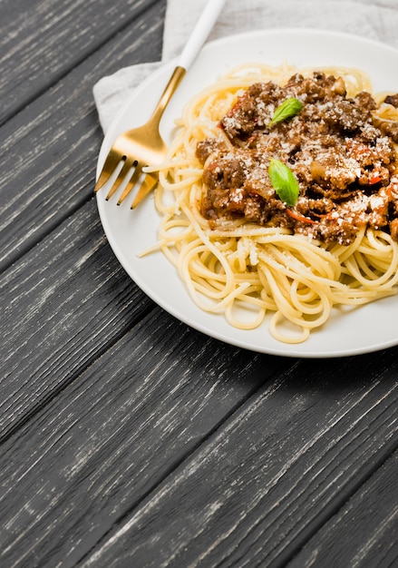 Talerz ze spaghetti po bolońsku i sztućcami