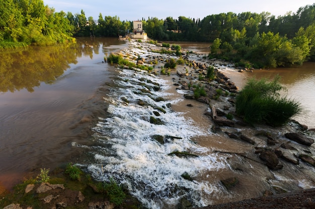 Bezpłatne zdjęcie tama przez ebro w logrono. hiszpania