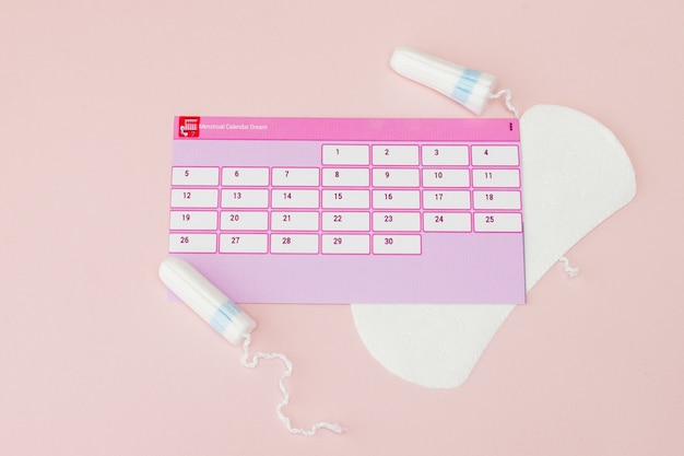 Tampon Kobiece Podpaski Higieniczne Na Krytyczne Dni Kobiecy Kalendarz Tabletki Przeciwbolowe Podczas Menstruacji Na Rozowym Tle Sledzenie Cyklu Miesiaczkowego I Owulacji Zdjecie Premium kalendarz owulac