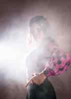 Bezpłatne zdjęcie tancerka flamenca pokryta dymem