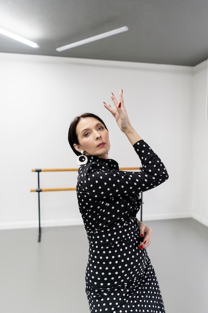 Bezpłatne zdjęcie tancerka flamenco w studio