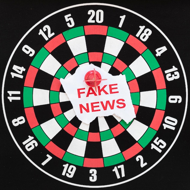 Bezpłatne zdjęcie tarcza do gry z fałszywymi wiadomościami