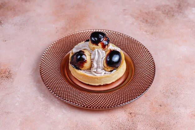 Tarta Z Profiteroles Na Wierzchu Z Bitą śmietaną.