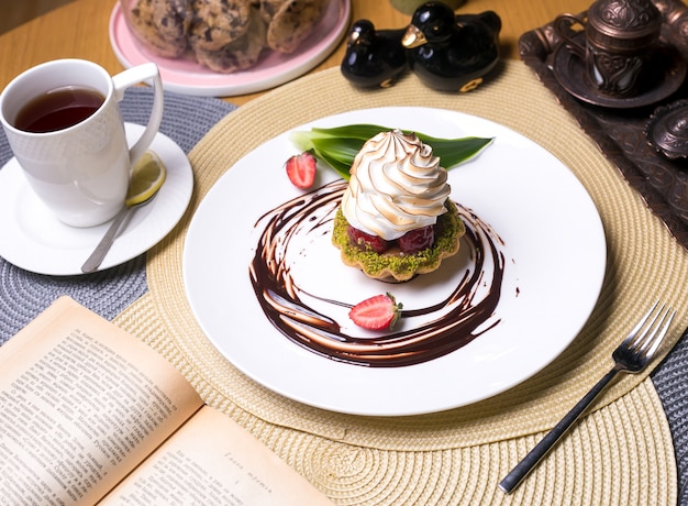 Tartlets z pistacjami widok z boku krem truskawkowy krem czekoladowy herbata
