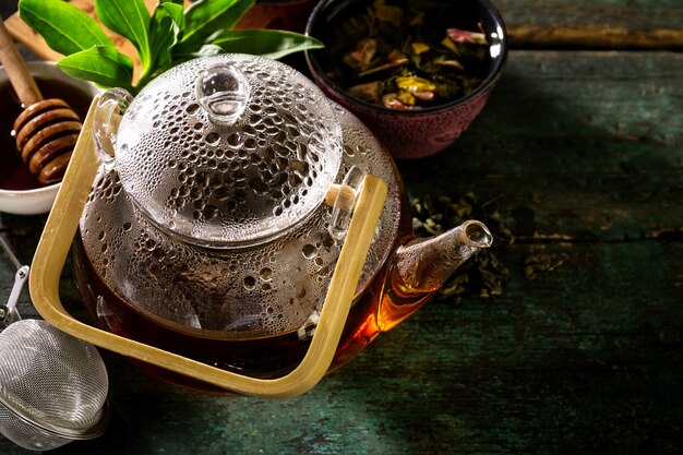Tasty? Wie? Ej zielonej herbaty w ceremoniach Teapot szkła na starym Rustykalnym tabeli