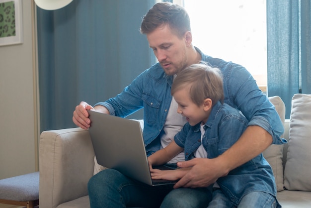Tata i syn dzień ojca za pomocą laptopa