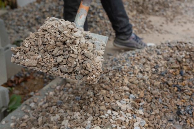 Bezpłatne zdjęcie technicy budowlani mieszają cement, kamień, piasek do budowy.