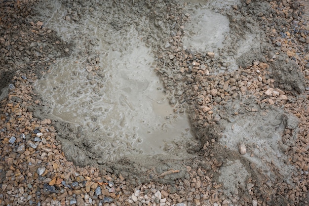 Technicy budowlani mieszają cement, kamień, piasek do budowy.