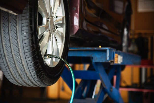 Technik jest napompować oponę samochodową, serwis konserwacji samochodu bezpieczeństwo transportu