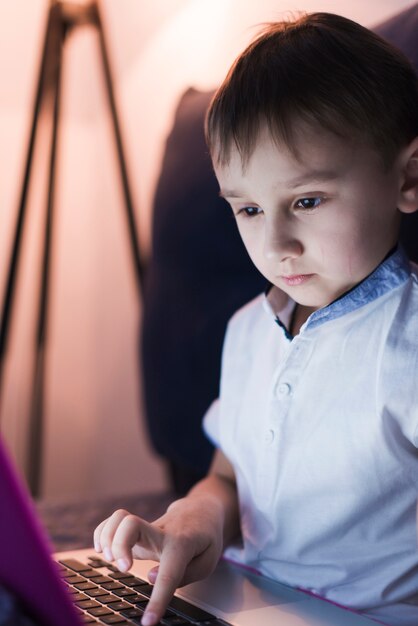 Technologii pojęcie z chłopiec używa laptop