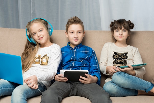 Technologii Pojęcie Z Szczęśliwymi Dzieciakami Na Leżance