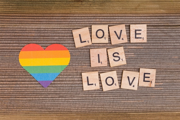 Tęczowe serce i motto LGBT LOVE IS LOVE