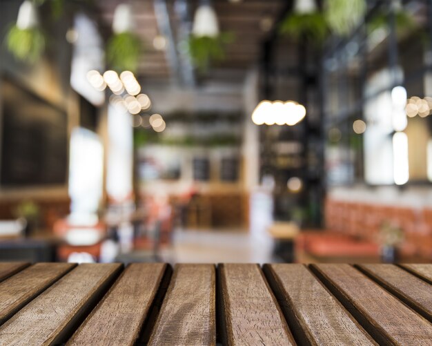Tekstura stołu z widokiem na restaurację