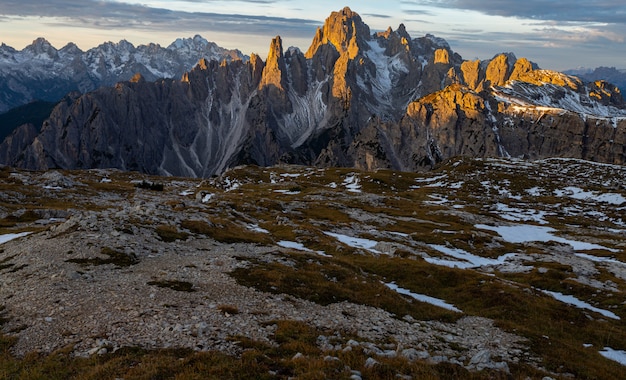 Bezpłatne zdjęcie tekstura terenu we włoskich alpach i góra cadini di misurina w tle