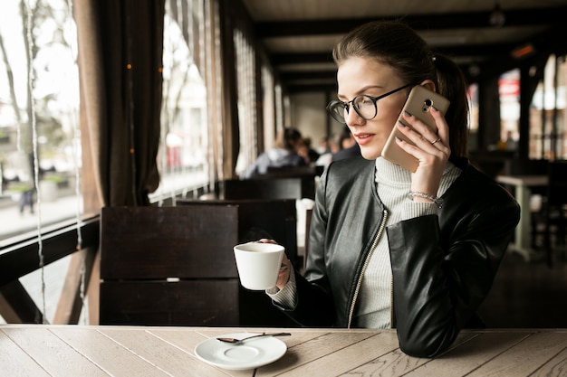 Telefon firmy szczęśliwa kobieta hipster