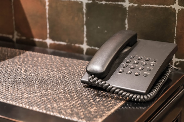 Bezpłatne zdjęcie telefon hotelowy na stole
