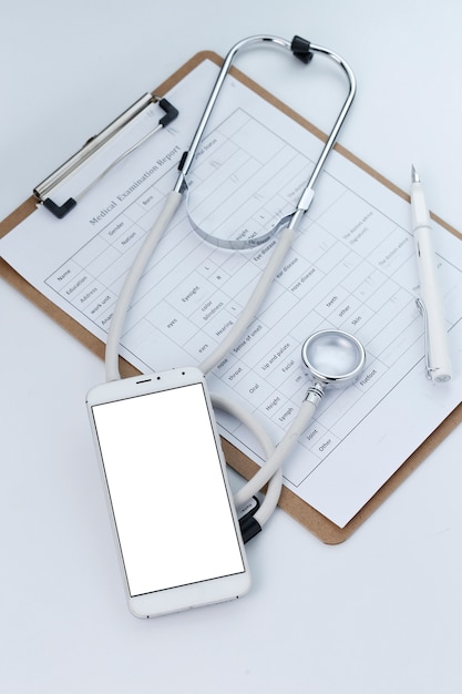 Telefon komórkowy, stetoskop i plik wykresu na pulpicie (mobilnych medycznych, koncepcje dla lekarzy ręcznych)