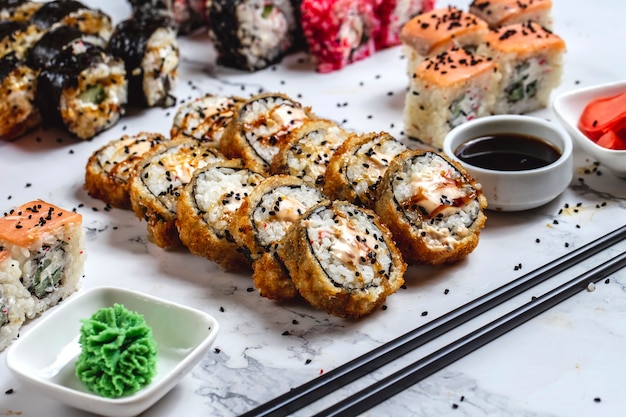 Bezpłatne zdjęcie tempura roll ryżowy krab kremowy sezamowy węgorzowy imbirowy wasabi widok z boku