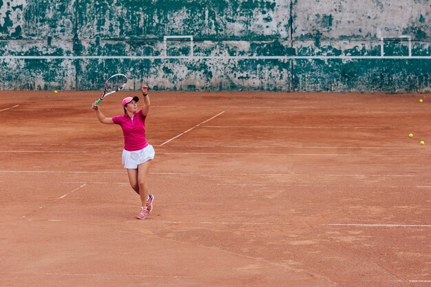 Tenisista. Aktywna kobieta sportive gra w tenisa, gotowy do otrzymania piłki